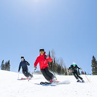 阿斯本雪堆山滑雪村的双板和单板滑雪课程