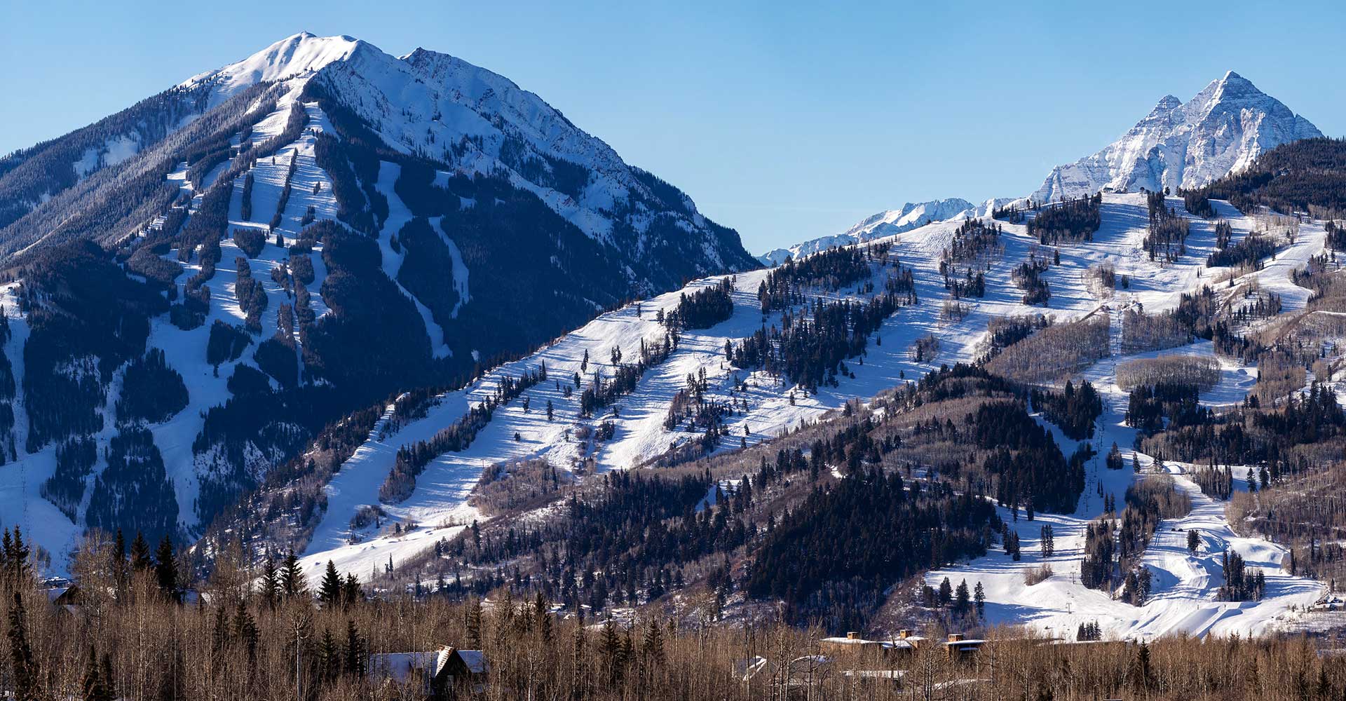 在阿斯本雪堆山滑雪村，四座山脉黎明破晓的壮景