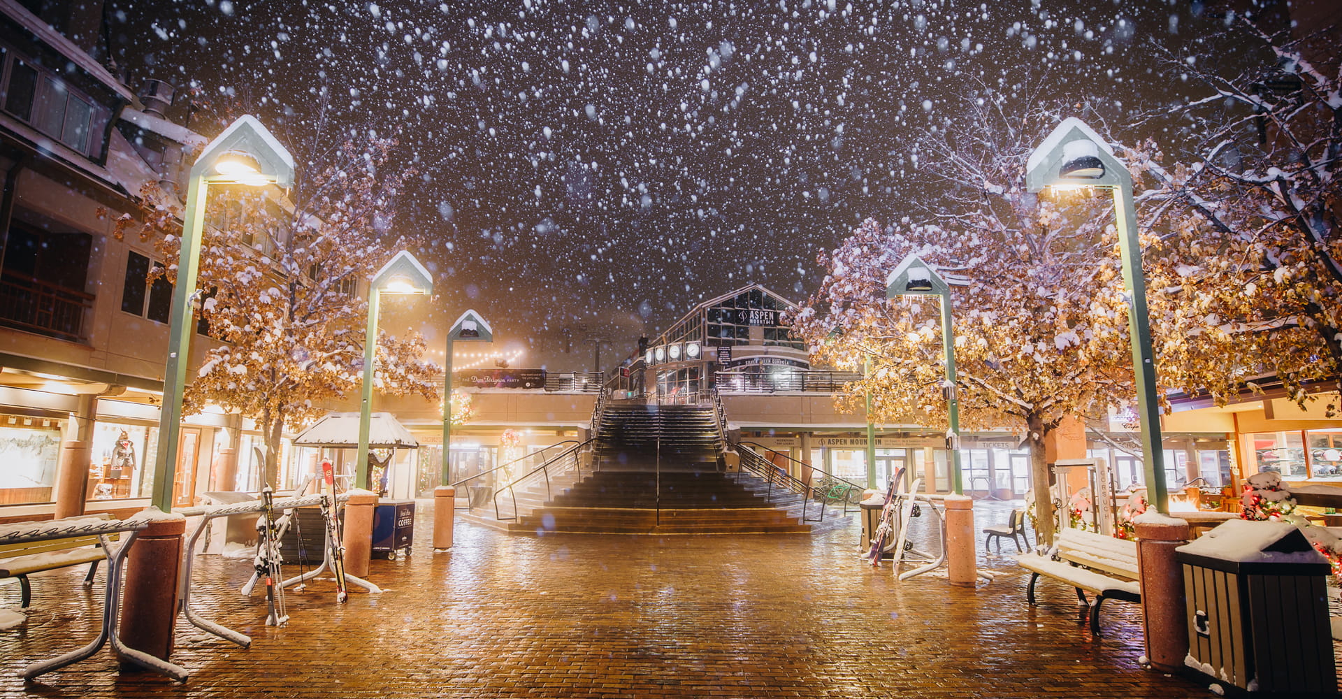 阿斯本山银皇后缆车广场的落雪场景