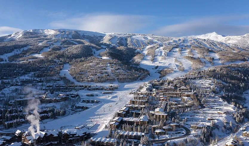 雪堆山村阳光明媚的早晨 