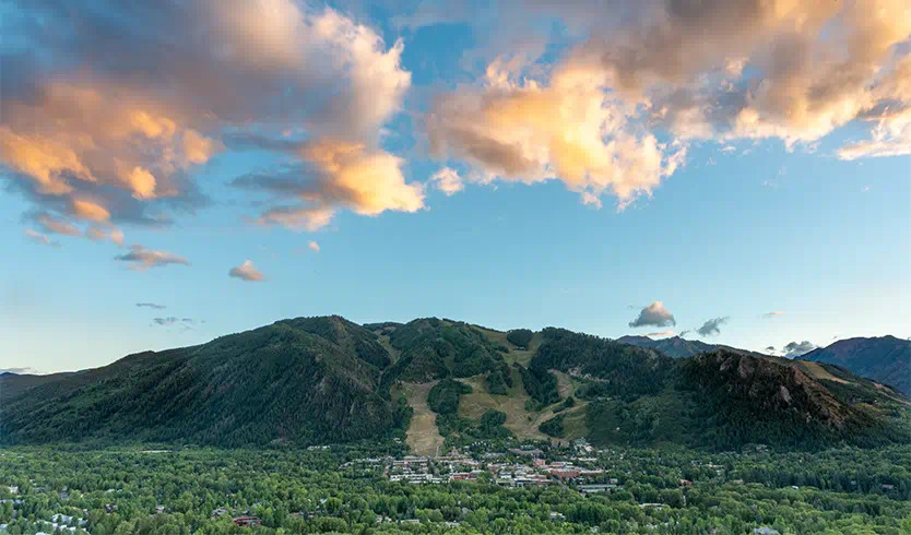 阿斯本山远景，山下是小镇 